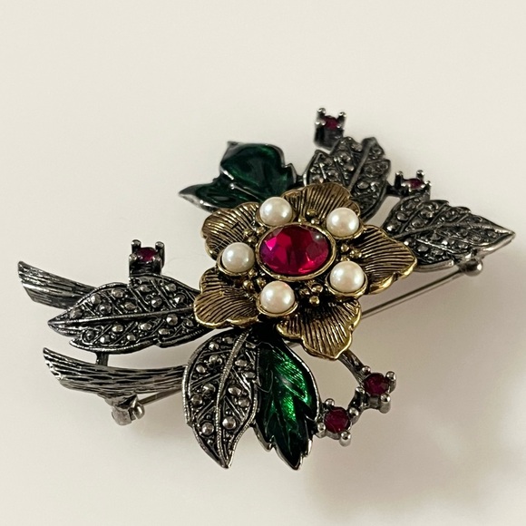 Vintage Avon Poinsettia with Rhinestone and Faux Pearl Accent Brooch Pin - Picture 10 of 16
